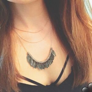 Trend setter leaf necklace 🍂